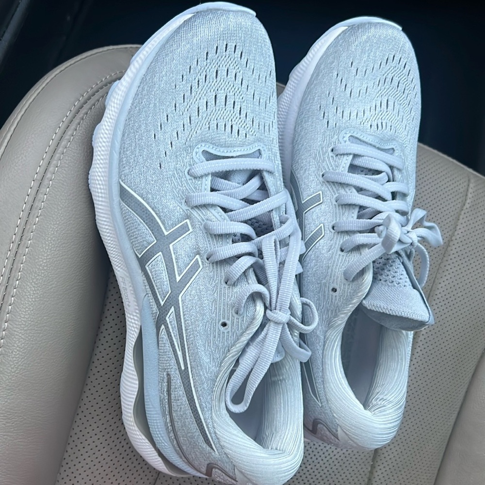 ASICS size 8 women’s grey and white sneakers